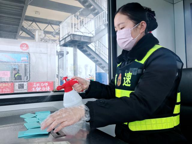 1580204287278932.png 一線員工配備口罩、手套等防護用品堅守崗位,同時做好辦公、生活區(qū)域及CPC卡的消毒。_調整大小.png