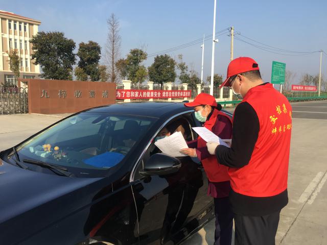 2月1日，蚌埠處九梓站向廣大司乘人員發(fā)放《安徽省交通運(yùn)輸廳疫情防控工作指揮部 致司乘朋友的公開信》 (1).jpg