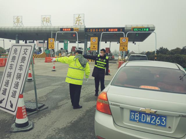 阜陽處配合交警對非皖籍車輛進(jìn)行勸返 (1).jpg