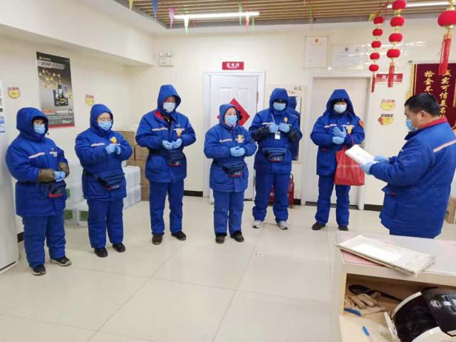 1580722909151773.jpg 提升防護(hù)措施,全力堅(jiān)守崗位-石化公司加油站早會(huì)宣傳疫情防控工作.jpg