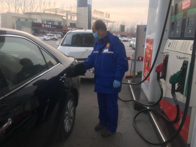 1580724145114240.jpg 不忘使命,老黨員始終堅(jiān)持守陣地-呂望站王玉成為顧客擰油箱蓋.jpg