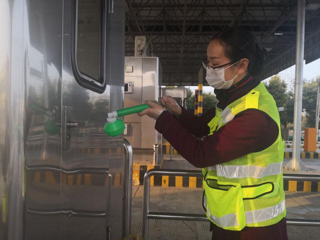 1580884993180088.jpg 界阜蚌公司太和站團員正在認真地給收費亭門把手消毒.jpg