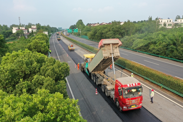 7月15日，滬武高速馬巢段進行單車道路面銑刨重鋪作業。.png