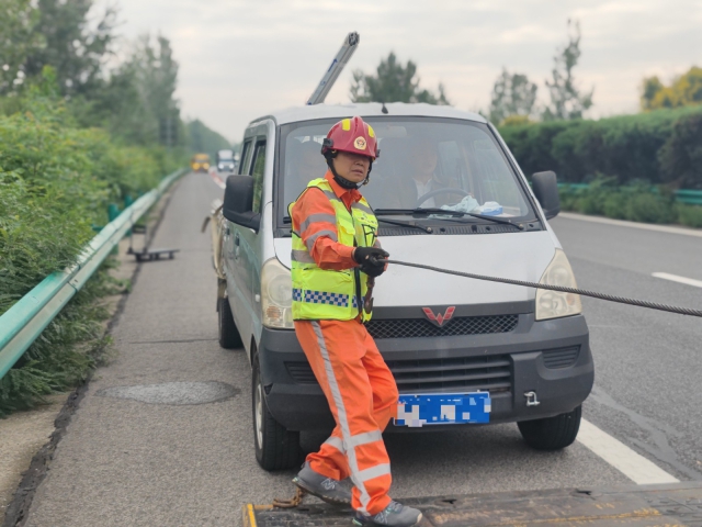 亳州中心阜陽段上行K376施救員徐建才調整拖車鋼絲繩，開展救援行動。.jpg