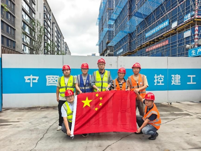 1759890064660619.png 交控建工集團合肥濱科城項目開展“我和國旗合影”活動.png